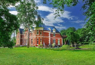 Buitenaanzicht van landhuis Brookhusen, © Herrenhaus Brookhusen / T. Paulus Buitenaanzicht van landhuis Brookhusen, © Herrenhaus Brookhusen / T. Paulus