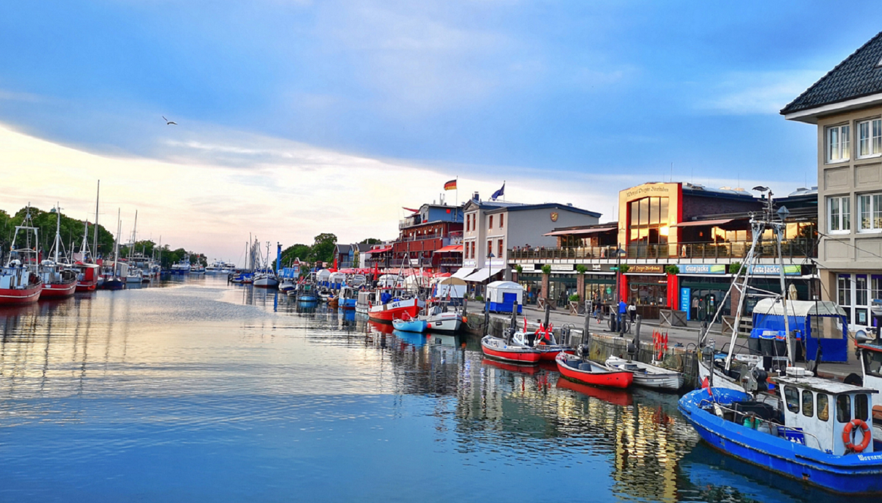 Idyllisch uitzicht op de winkel vanaf de pier in het centrum, © Gisela Roppelt Idyllisch uitzicht op de winkel vanaf de pier in het centrum, © Gisela Roppelt