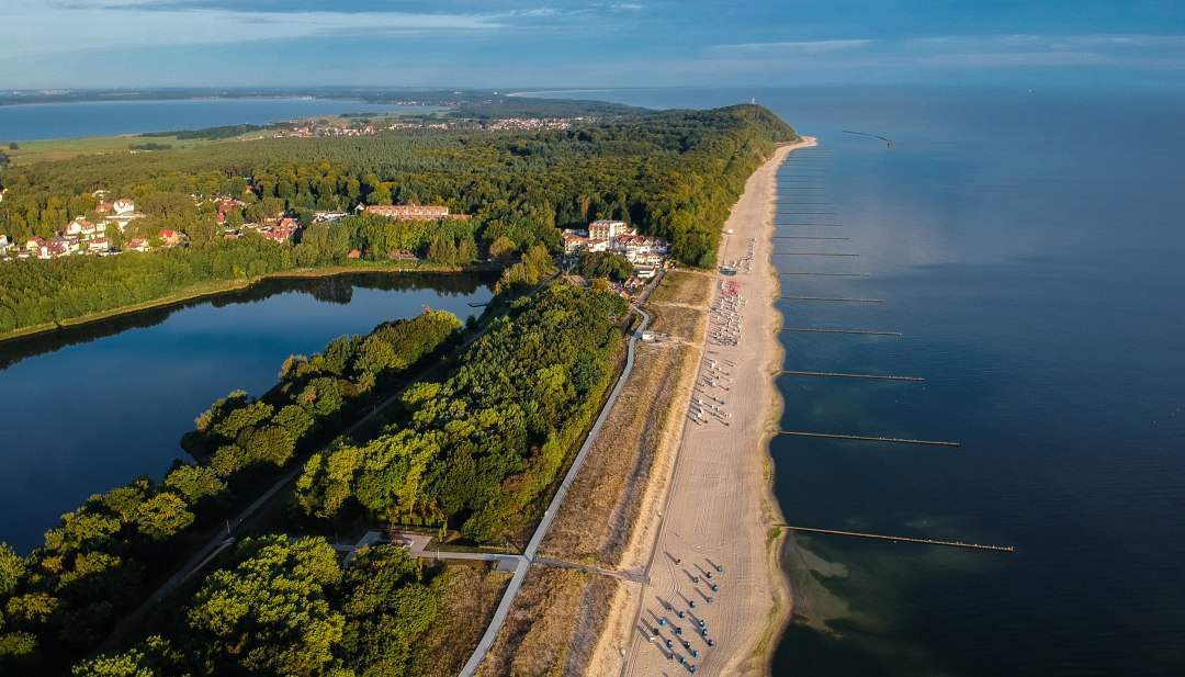 Jezioro Kölpinsee na górze Streckelsberg na wyspie Uznam z lotu ptaka.