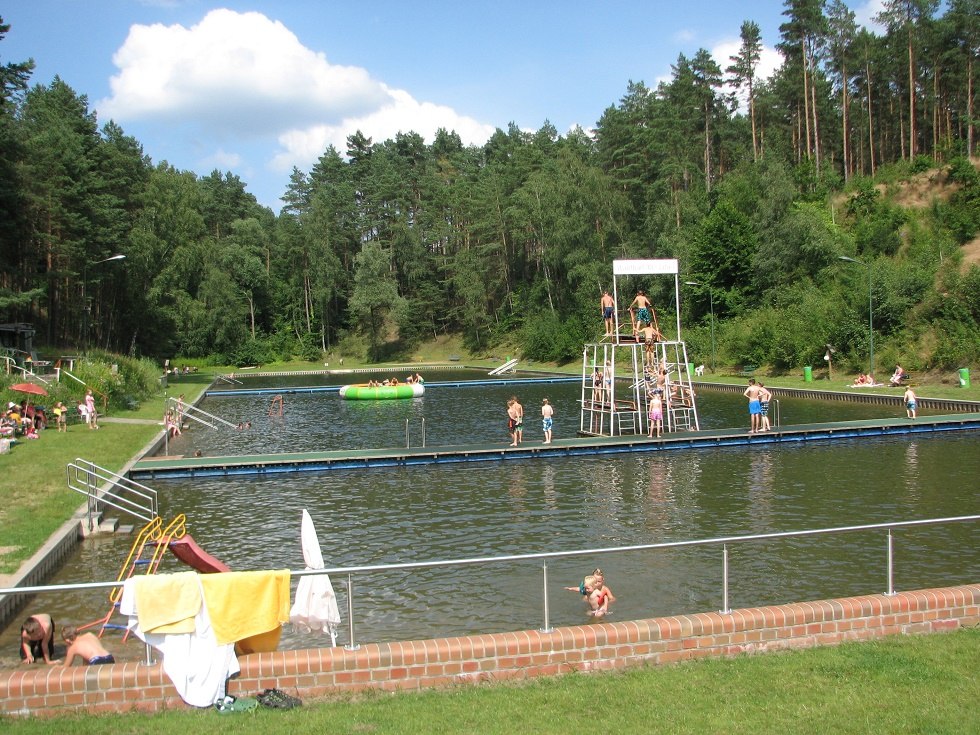 Het Alt Jabel bosbad ligt aan de weg tussen Alt Jabel en Tewswoos. // © Zebef e.V. Het Alt Jabel bosbad ligt aan de weg tussen Alt Jabel en Tewswoos. // © Zebef e.V.