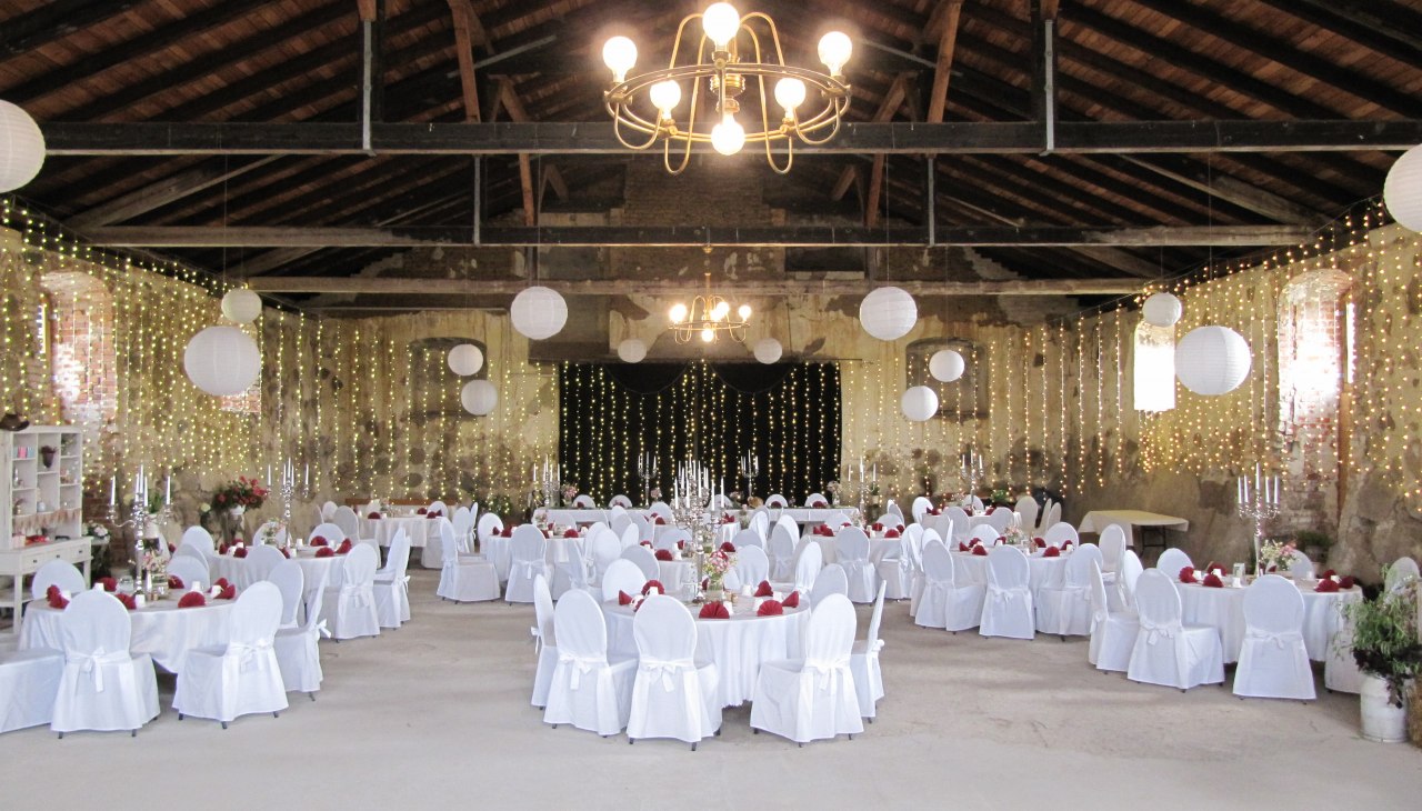 Historyczna ujeżdżalnia w odświętnych strojach, © Schloss Broock GmbH & Co. KG / Jan Fischer