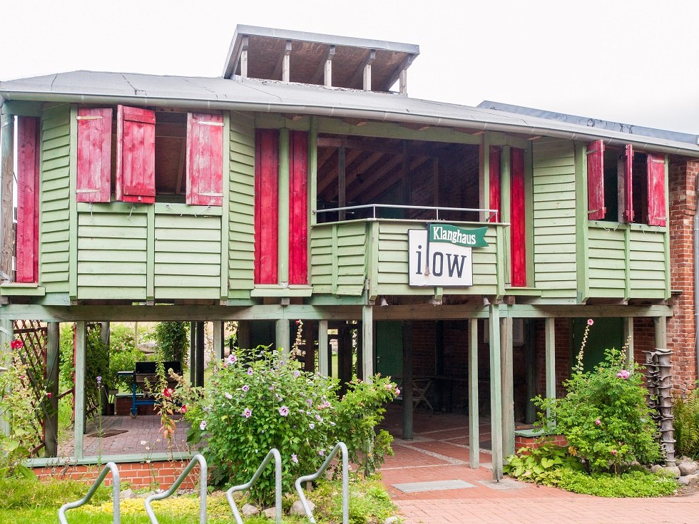 The sound house photographed from the front. // &copy; Frank Burger