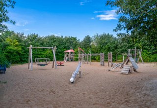 Blick auf den Spielplatz in der Ortsmitte von Ahrenshoop mit Kletter- und Schaukelm&ouml;glichkeiten. // &copy; Maik Pixelino