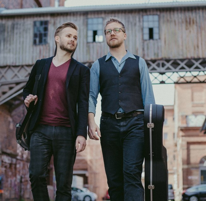 Sönke Meinen & Philipp Wiechert
Acoustic-Guitar Duo // © Doville Sermokas Sönke Meinen & Philipp Wiechert
Acoustic-Guitar Duo // © Doville Sermokas