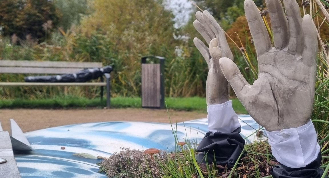 Handen in een bloempot, &copy; minimare