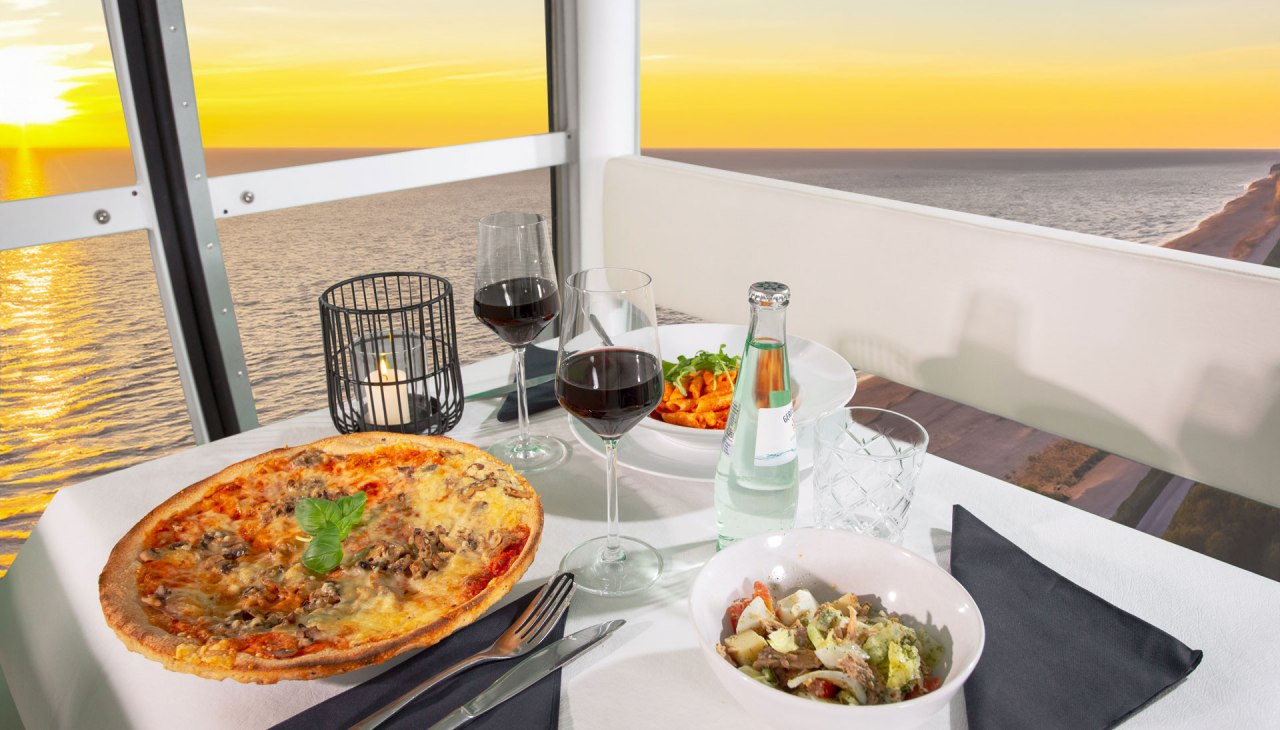 Geniet van een diner of ontbijt in de gondel met airconditioning., © riesenrad.de