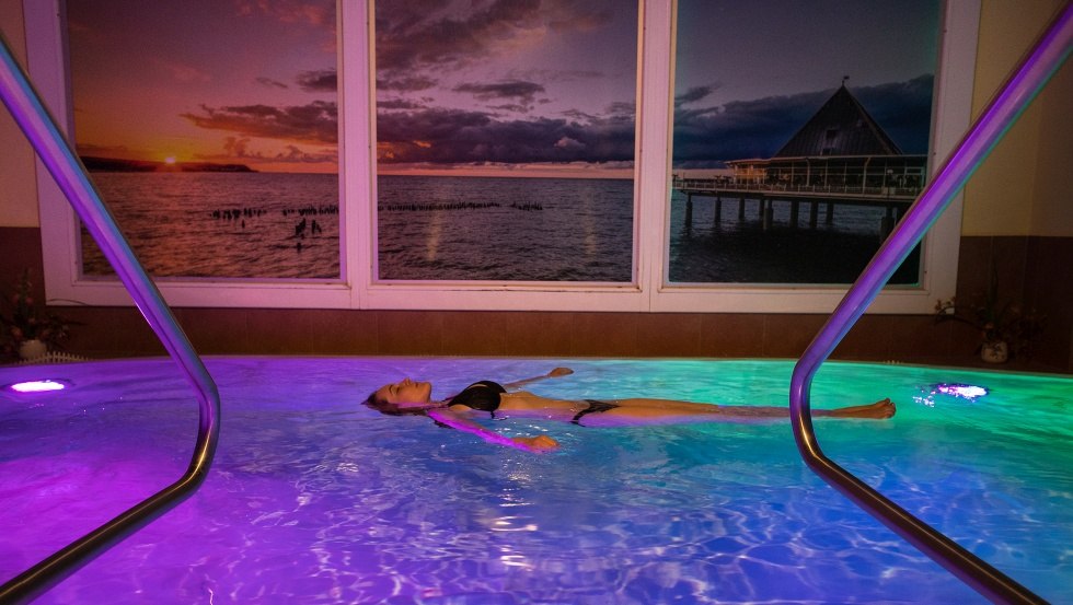Weightless in the salt water floating bath // © Kaiserbad Bansin Hotelbetriebsgesellschaft mbH & Co. KG Weightless in the salt water floating bath // © Kaiserbad Bansin Hotelbetriebsgesellschaft mbH & Co. KG