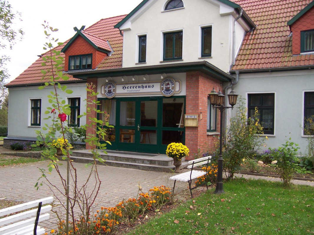 Friedrichshof manor house - courtyard side // © Herrenhaus Friedrichshof Friedrichshof manor house - courtyard side // © Herrenhaus Friedrichshof