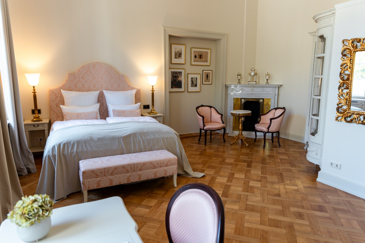 Elegantie en charme om je thuis te voelen - hotelkamers in Kasteel Neustrelitz // © Schloss Neustrelitz / Bianka Pogadl Elegantie en charme om je thuis te voelen - hotelkamers in Kasteel Neustrelitz // © Schloss Neustrelitz / Bianka Pogadl