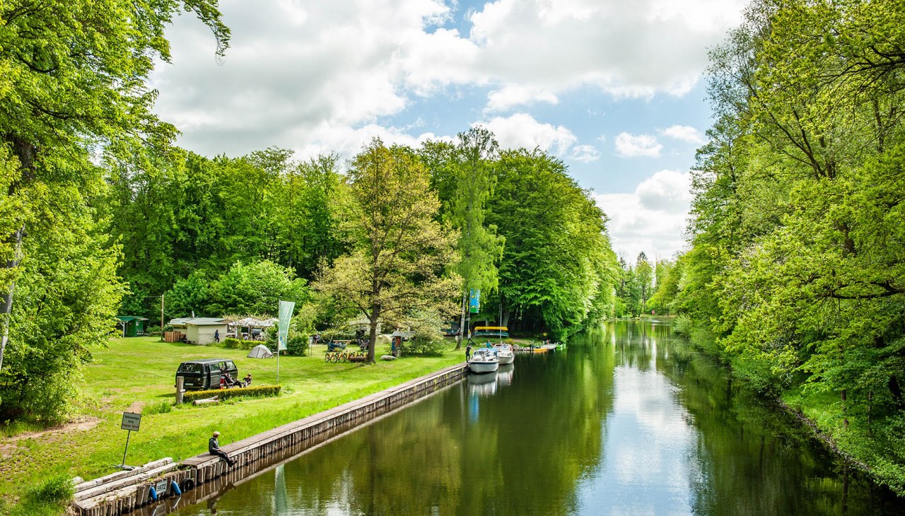 Steiger voor boten incl. stroomaansluiting, © Heike Eickholt Steiger voor boten incl. stroomaansluiting, © Heike Eickholt