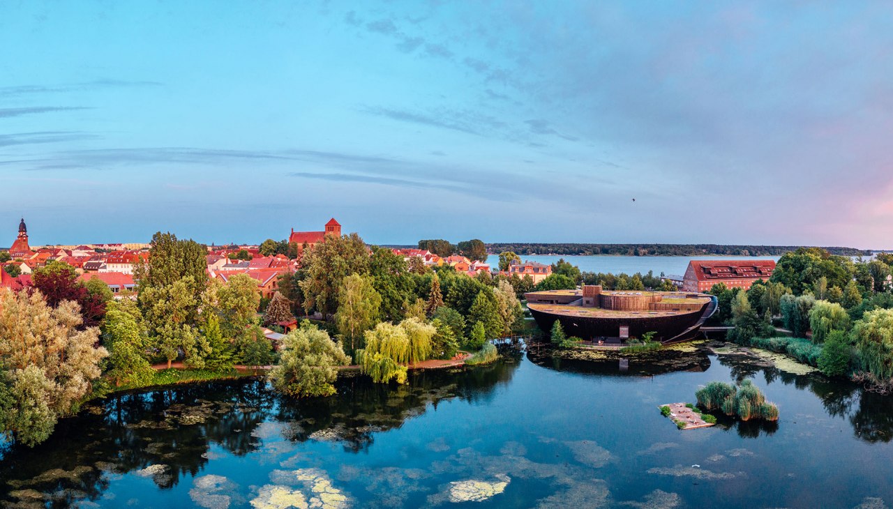 The Müritzeum is located on the edge of the old town of Waren on the idyllic Herrensee lake, © Felix Gänsicke The Müritzeum is located on the edge of the old town of Waren on the idyllic Herrensee lake, © Felix Gänsicke