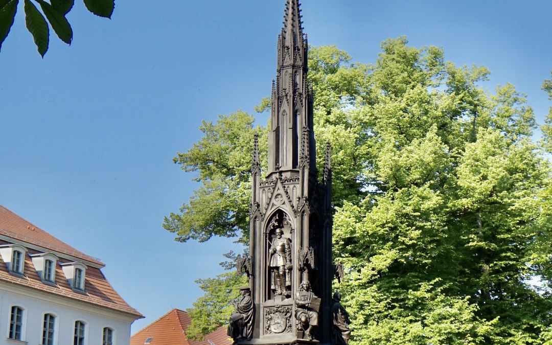 Het Rubenow Monument staat op de Rubenowplatz voor het hoofdgebouw van de universiteit van Greifswald., © Gudrun Koch