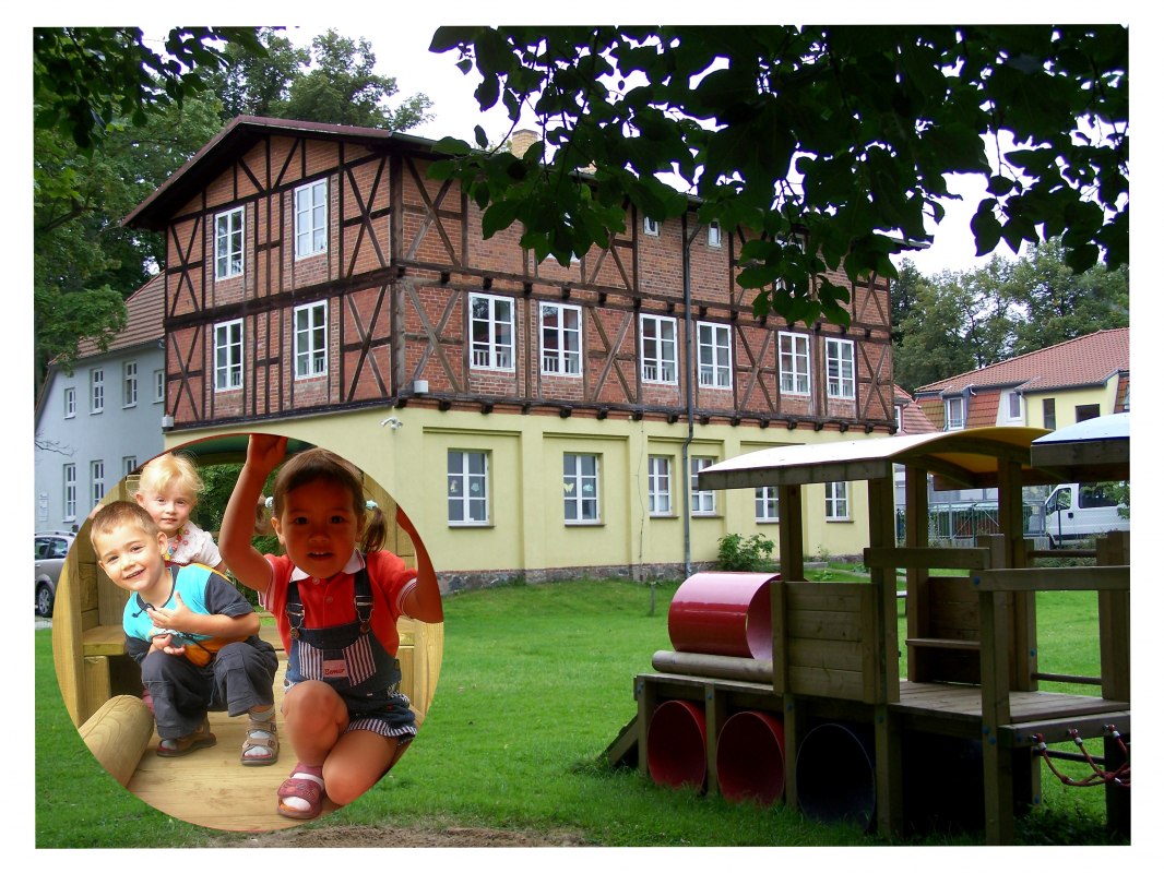 Widok na centrum rodzinne z placu zabaw // &copy; Familienzentrum Neustrelitz