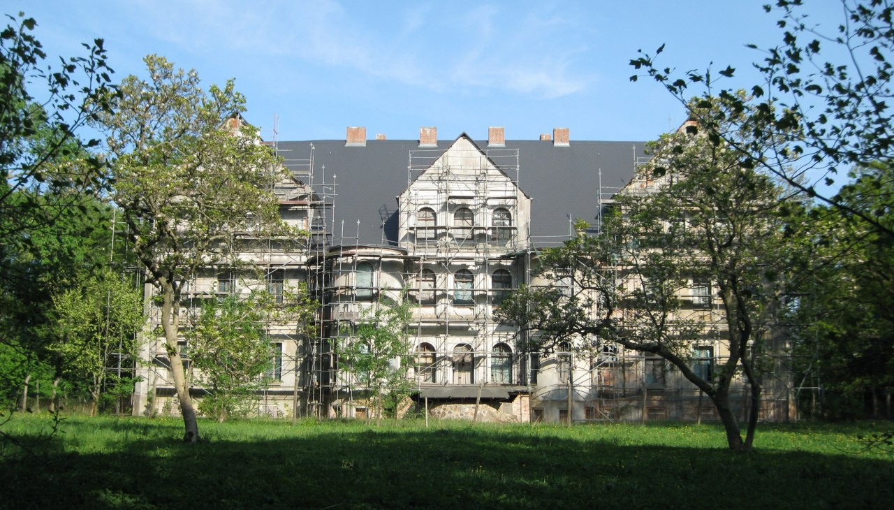 L&uuml;ssow Castle in the middle of nature, &copy; Tourismusverband Vorpommern e.V.