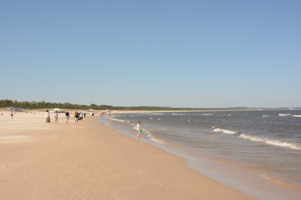 A sandy beach stretching for kilometers along the Polish Baltic Sea coast. // © Sarah Stuth A sandy beach stretching for kilometers along the Polish Baltic Sea coast. // © Sarah Stuth