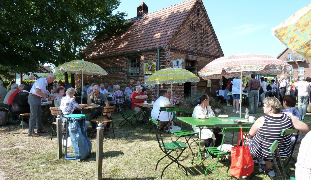 Coffee table, &copy; Meike Jezmann