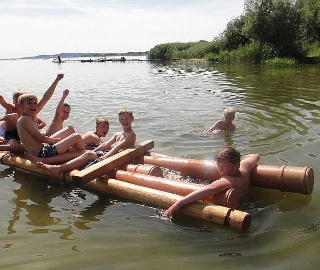 Flo&szlig;bau mit Seeerprobung und baden im Kummerower See // &copy; Kinder- und Jugendhotel Verchen