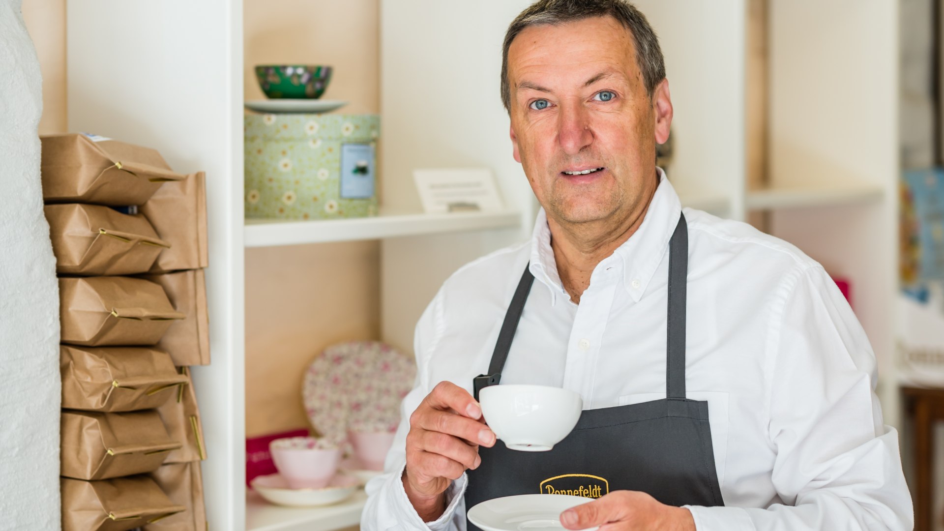 De thee die Dirk Möller serveert in zijn "Theeboetiek" (en zelf ook graag drinkt) is van de beste kwaliteit. Er zijn ook scones met clotted cream verkrijgbaar., © TMV/Tiemann