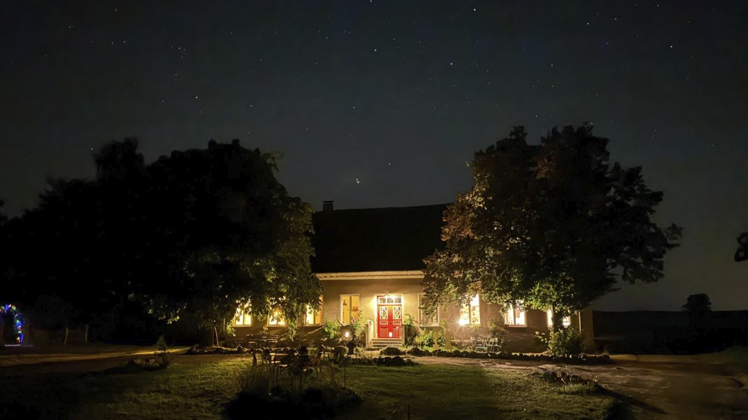 Starry sky over the Waldberg manor house, © Markus Brentrup