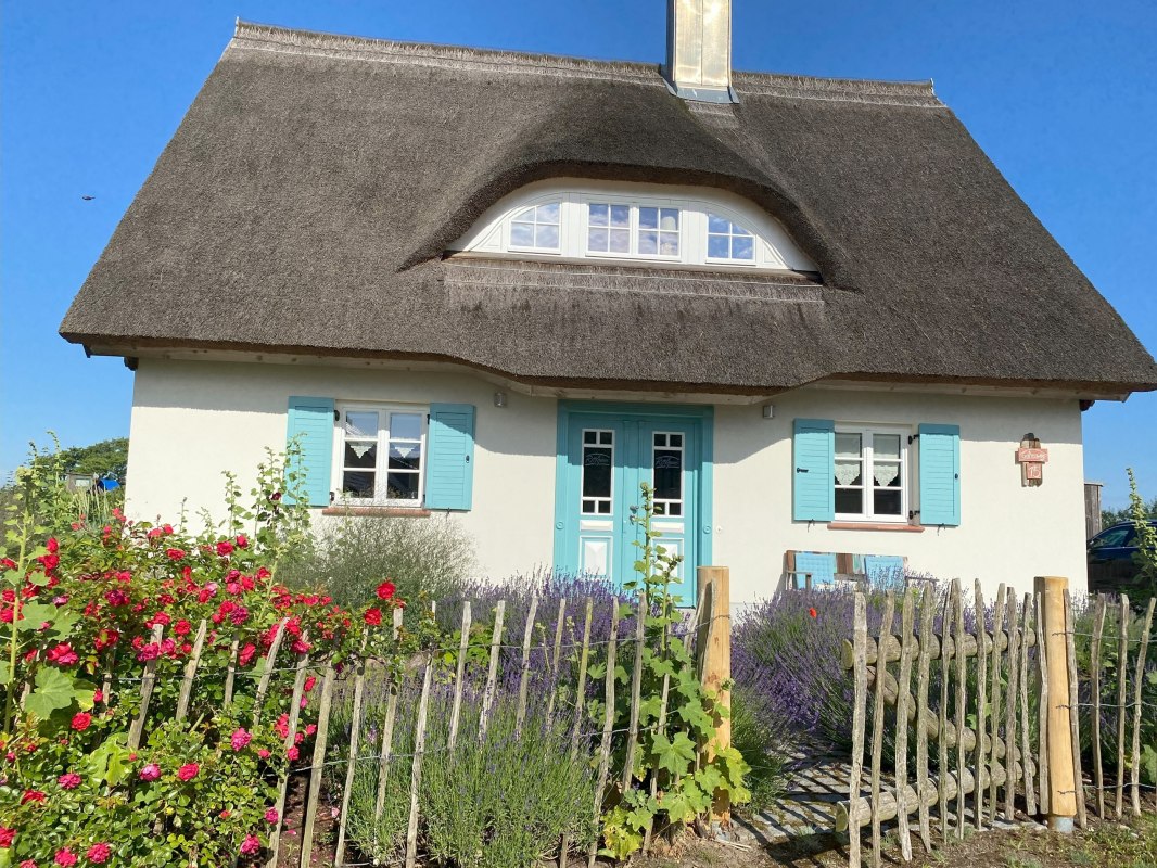 View of the thatched house from Gothenweg // &copy; Franzi Neubauer