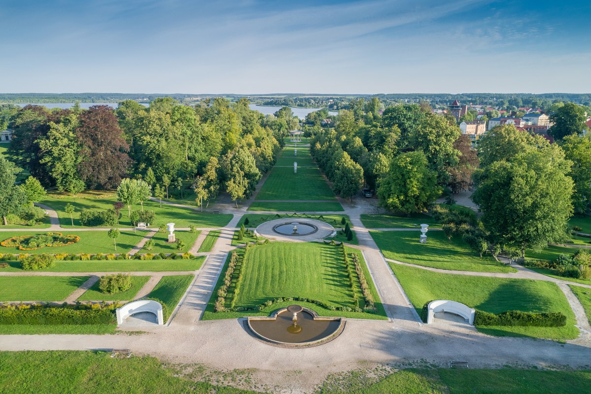 Ogrody pałacowe Neustrelitz z lotu ptaka // © SSGK MV / Funkhaus Creative Ogrody pałacowe Neustrelitz z lotu ptaka // © SSGK MV / Funkhaus Creative