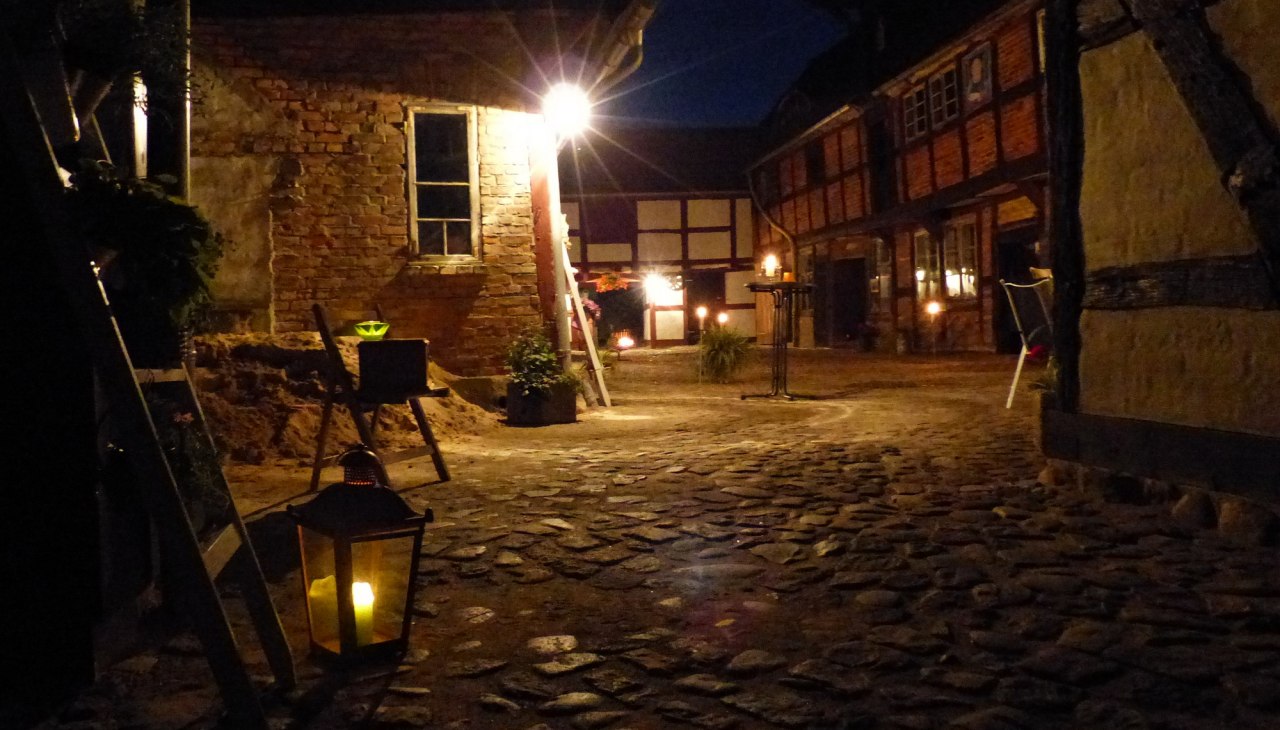 KulturKonsum Loitz in het avondlicht, &copy; Karin Heymann