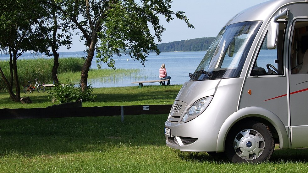 Uitzicht over de ligweide naar het strand // &copy; Naturcamping Malchow