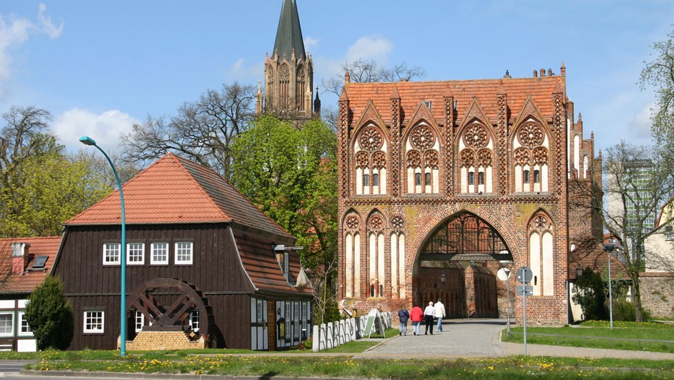 De prachtige Stargarder Tor verwelkomt gasten in Neubrandenburg., © Stadt Neubrandenburg