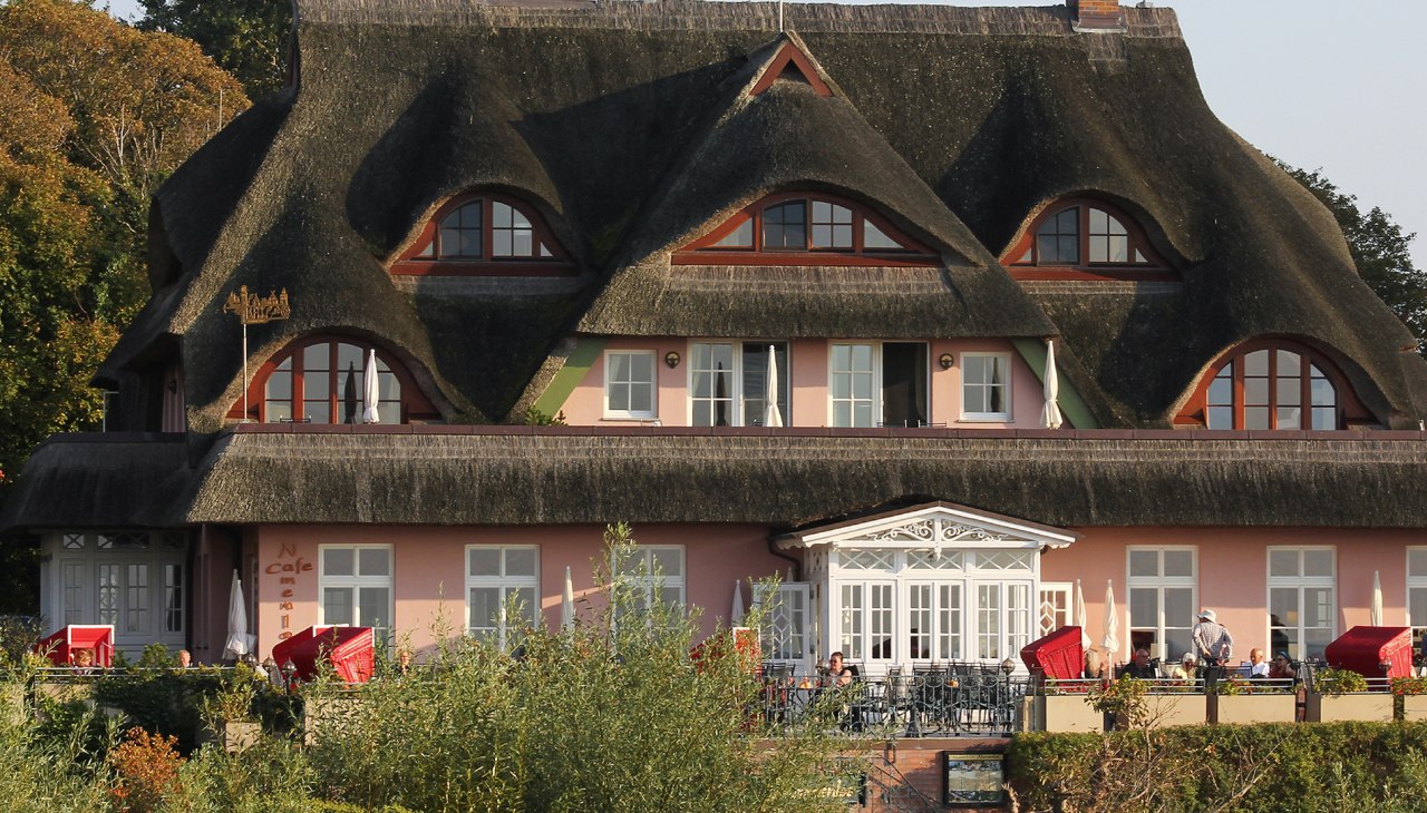 Hotel & Restaurant Namenlos, view from the beach crossing, © Welfendesign, Rostock (umfassende Nutzungsrechte beim Ahrenshooper Hof vorhanden) Hotel & Restaurant Namenlos, view from the beach crossing, © Welfendesign, Rostock (umfassende Nutzungsrechte beim Ahrenshooper Hof vorhanden)