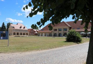 Wozownia "Schloss Stolpe" z restauracją.  W tle fragmenty zachodniego skrzydła oddzielonego od zamku. // &copy; Dr. L&uuml;ling, GF SaH