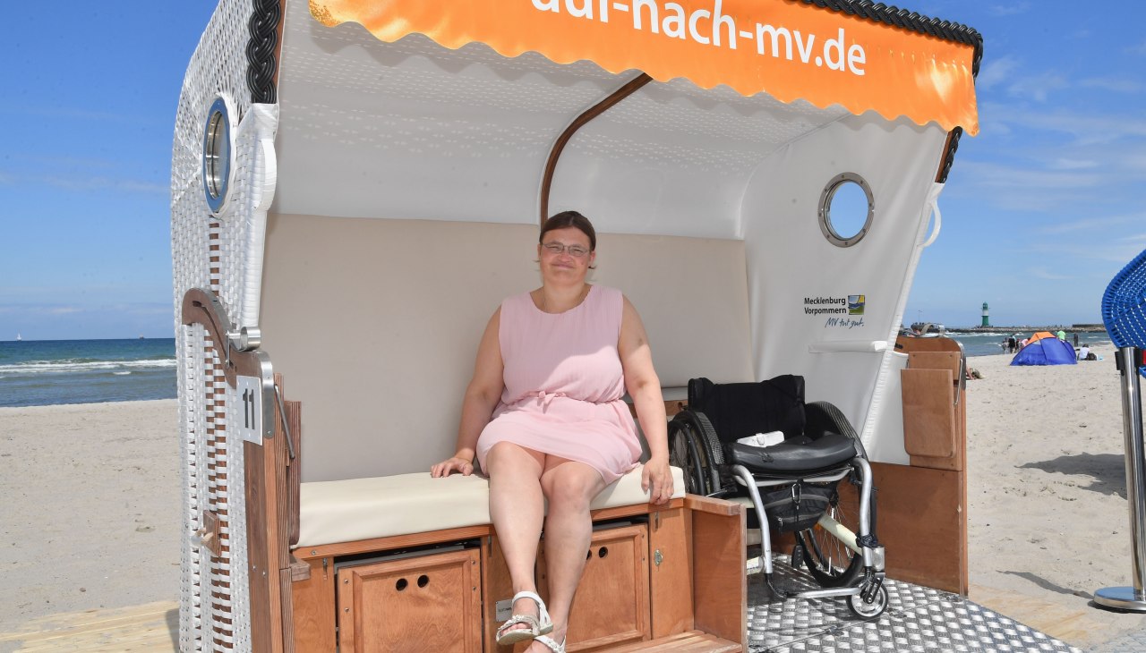 Krzesło plażowe bez barier przy wejściu na plażę nr 4, © TZRW