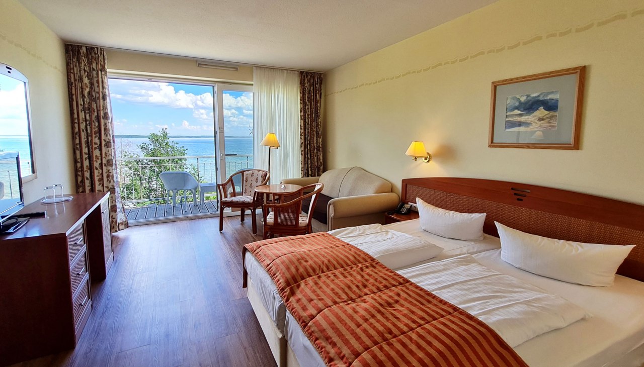 Double room with lake view in the Orangery, © Seehotel Schloss Klink