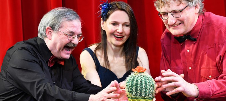 Kabarett »Die Kaktusblüte«
| »Doof sein ist schön« // © Die Kaktusblüte (bereitgestellt) Kabarett »Die Kaktusblüte«
| »Doof sein ist schön« // © Die Kaktusblüte (bereitgestellt)