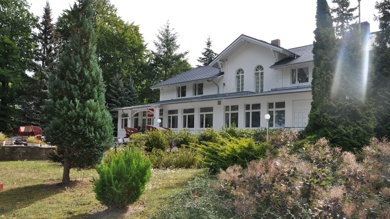 Hotel White Castle Heringsdorf - exterior view terrace // &copy; TMV/Fischer