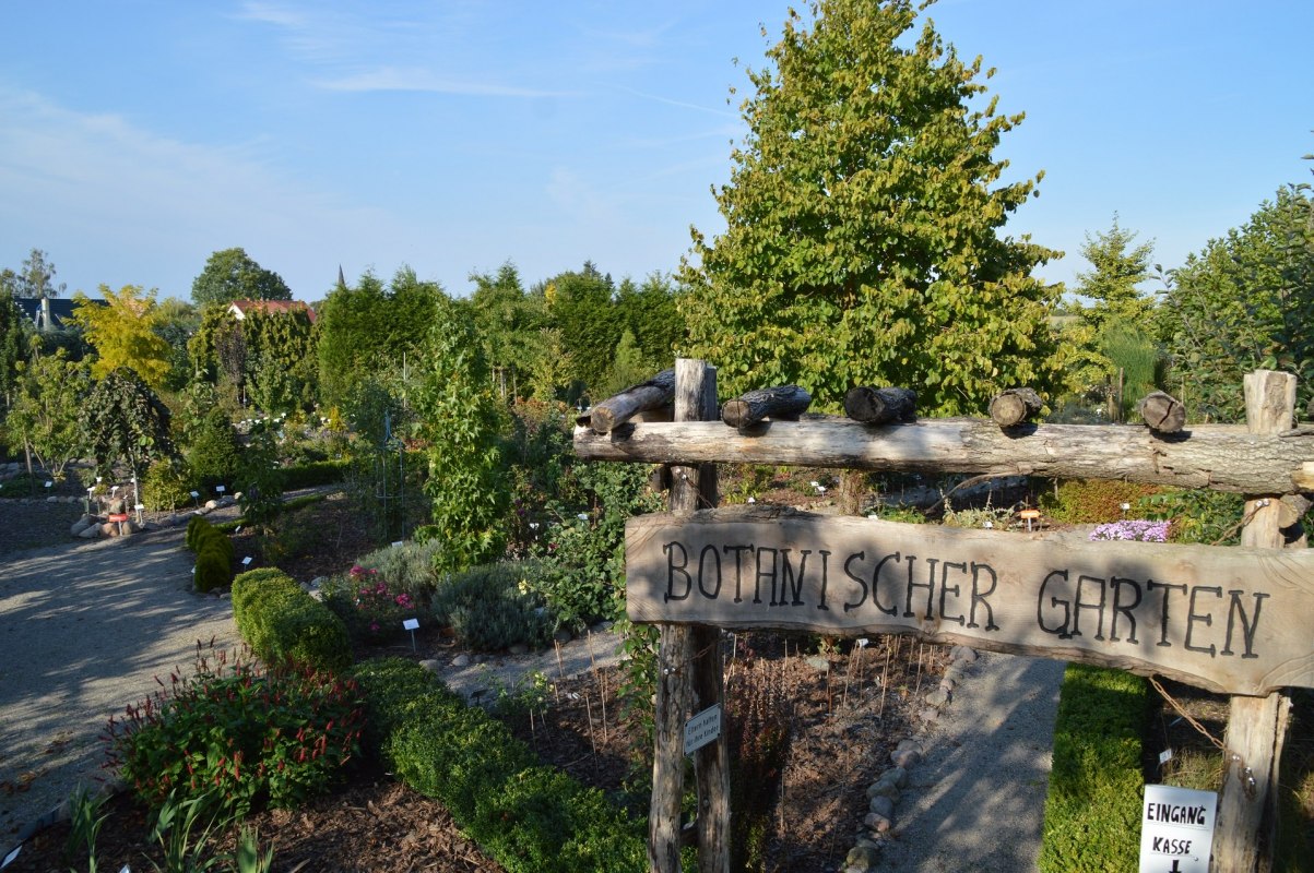 Entrance gate with a view of the front part of the botanical garden // &copy; Kevin Hager (Baumschule Hager)