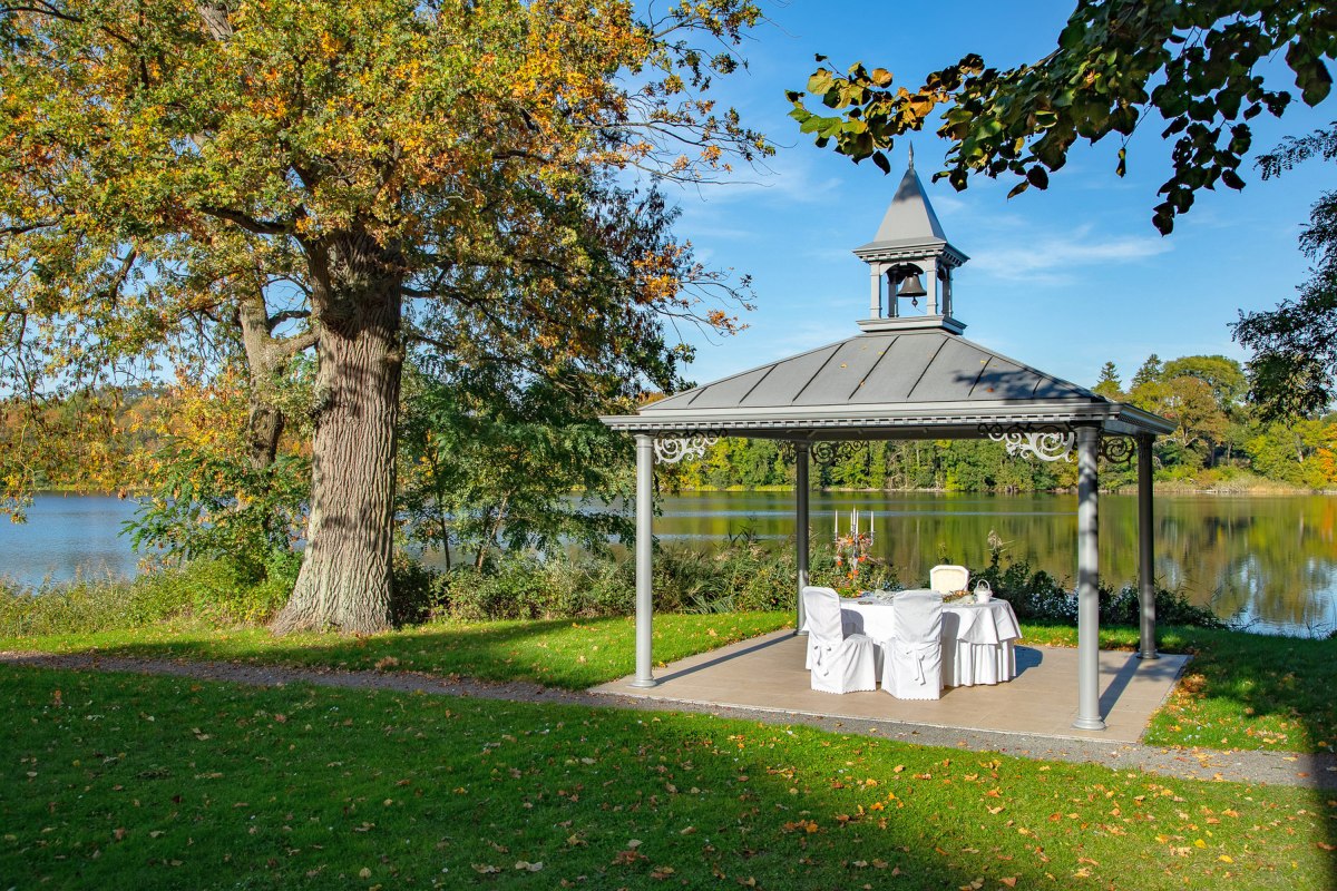 Grandiose view: civil marriage ceremony possible directly at the Haussee lake // © Seeschloss Schorssow Grandiose view: civil marriage ceremony possible directly at the Haussee lake // © Seeschloss Schorssow