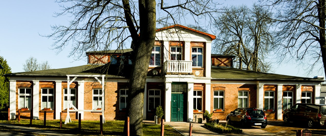Buitenaanzicht van het Neustrelitz Hellend Vlak Theater, &copy; Theater Schiefe Ebene