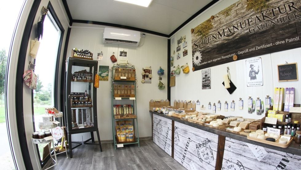 Całkowite ujęcie mydelniczki Galenbeck od wewnątrz, perspektywa rybiego oka, © Seifenmanufaktur Galenbeck/Torsten Metscher Całkowite ujęcie mydelniczki Galenbeck od wewnątrz, perspektywa rybiego oka, © Seifenmanufaktur Galenbeck/Torsten Metscher