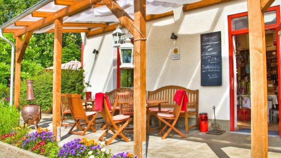 Widok z przodu od strony parkingu/wjazdu, &copy; Baltic Media