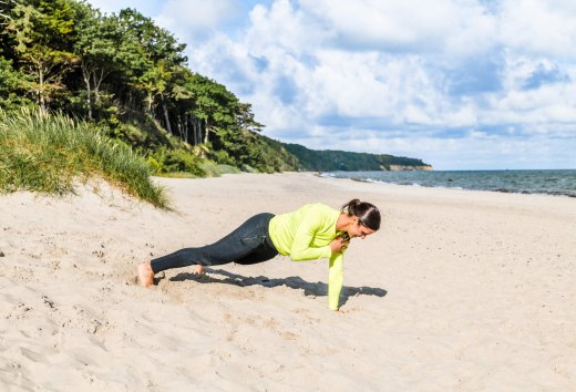 Plank with shoulder taps is ideal for strengthening the core., © TMV/Tiemann