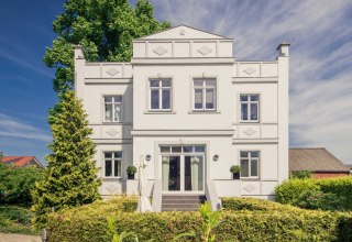 Just a few steps away from the picturesque natural harbor on the Krumminer Wiek, the historic Krummin manor house awaits its guests on Usedom. // © Gutshaus Krummin / Matthias Friel Just a few steps away from the picturesque natural harbor on the Krumminer Wiek, the historic Krummin manor house awaits its guests on Usedom. // © Gutshaus Krummin / Matthias Friel