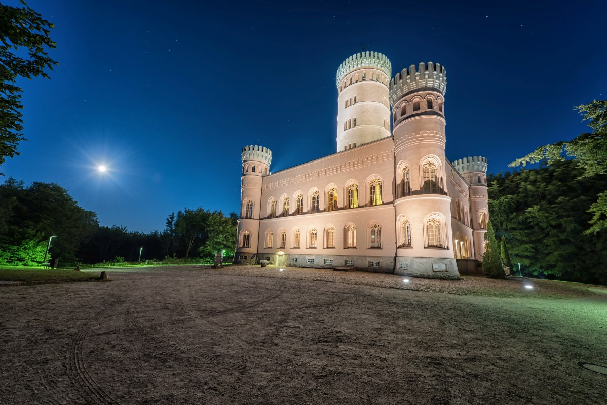 Domek myśliwski Granitz przy pełni księżyca // &copy; SSGK MV / Mirko Boy