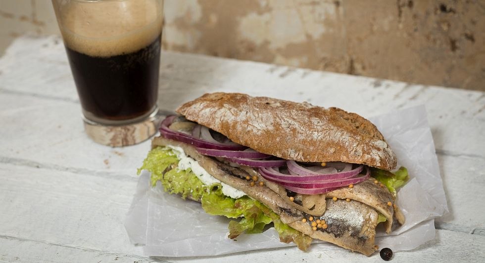 Delicious fish sandwiches with freshly caught fish in our fish house, © Hafenkater Delicious fish sandwiches with freshly caught fish in our fish house, © Hafenkater