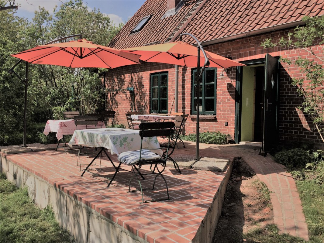 Het caf&eacute;terras, een van de vele zitjes in de tuin. // &copy; Thomas Grosch
