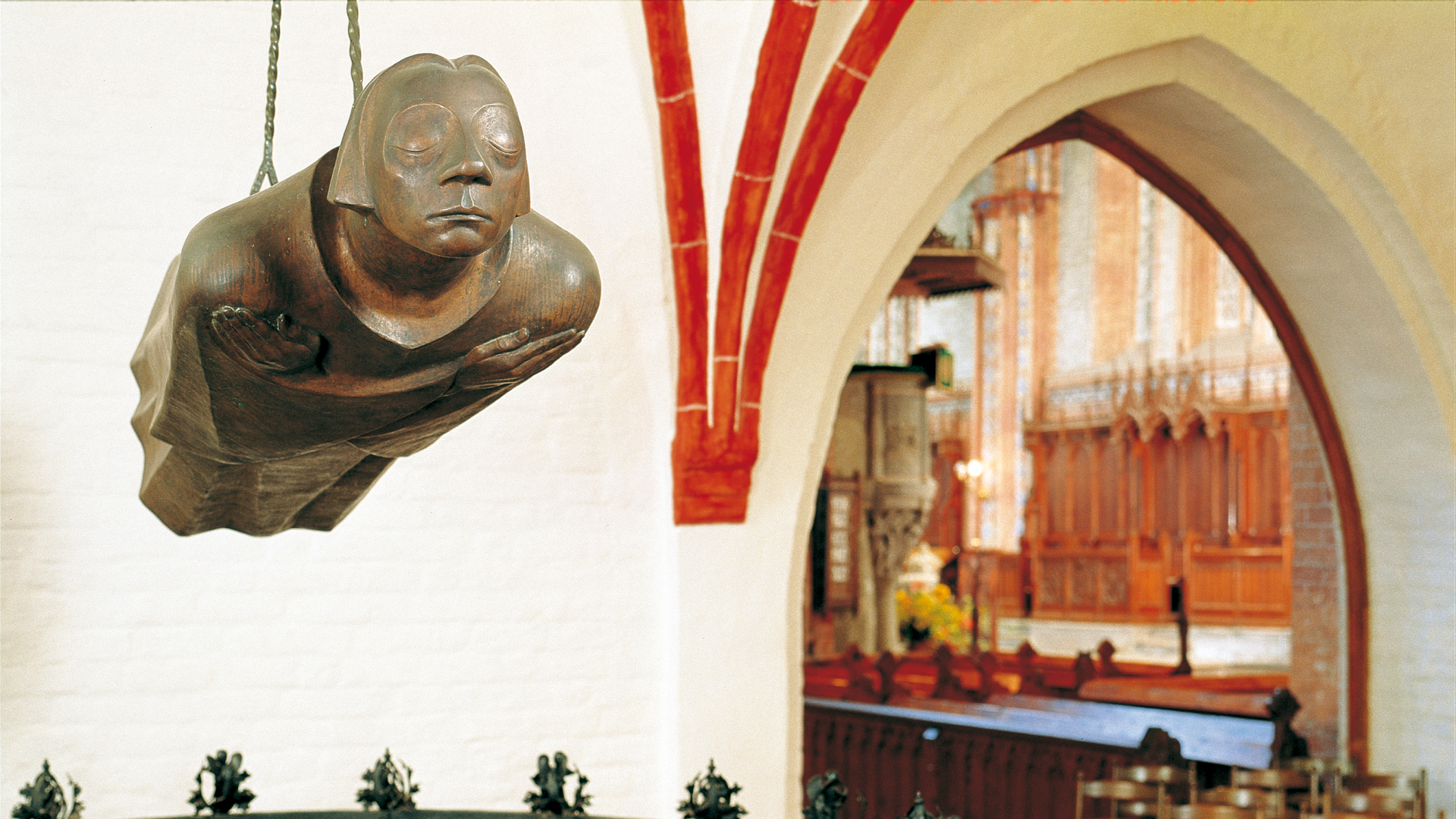 De zwevende man van Ernst Barlach in de kathedraal van Güstrow, © TMV/Werk3