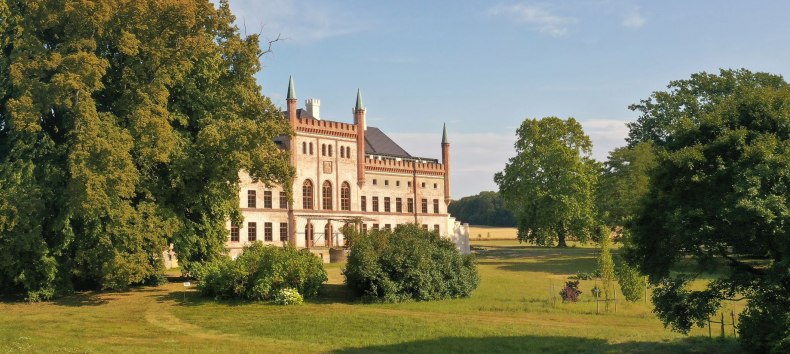 Blick aus dem Lenn&eacute;-Park auf die Westfassade von Schloss Broock. // &copy; Schloss Broock GmbH & Co. KG