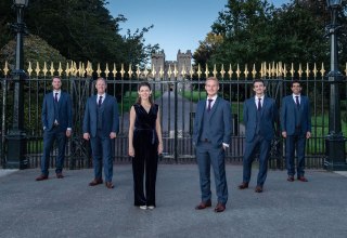 In front of Windsor castle five men in blue suits and a woman // © Gill Heppel In front of Windsor castle five men in blue suits and a woman // © Gill Heppel