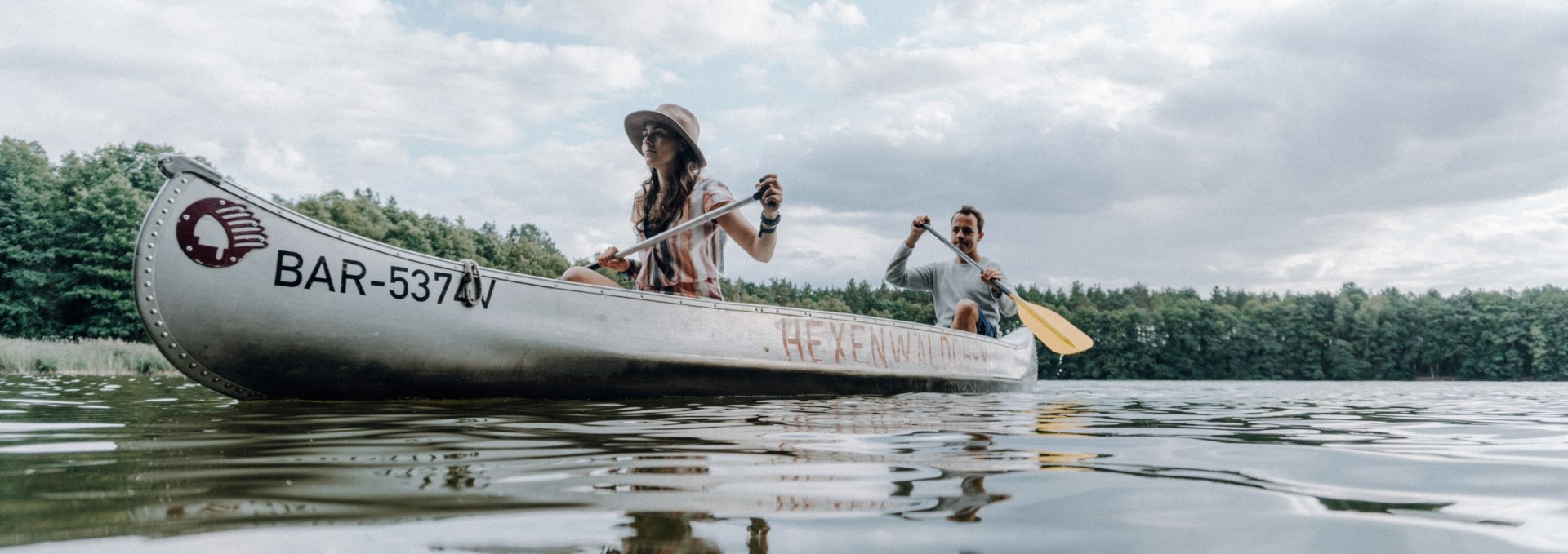 Paddle along the Jamelsee in a canoe for a canoe adventure.