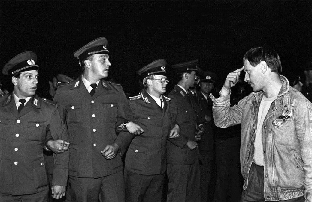 0610_IngridS_Polizisten 1989  © Andreas Schoelzel, © Andreas Schoelzel