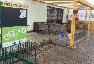 E-Bike Ladestation an der Landbäckerei Kröger // © Tourismusverein Vogelparkregion Recknitztal e.V. E-Bike Ladestation an der Landbäckerei Kröger // © Tourismusverein Vogelparkregion Recknitztal e.V.